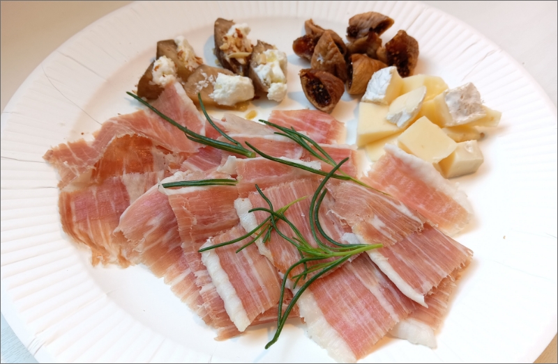 削りたて生ハム(田沢湖産)
骨GIWA
おつまみセット
生ハムサンド